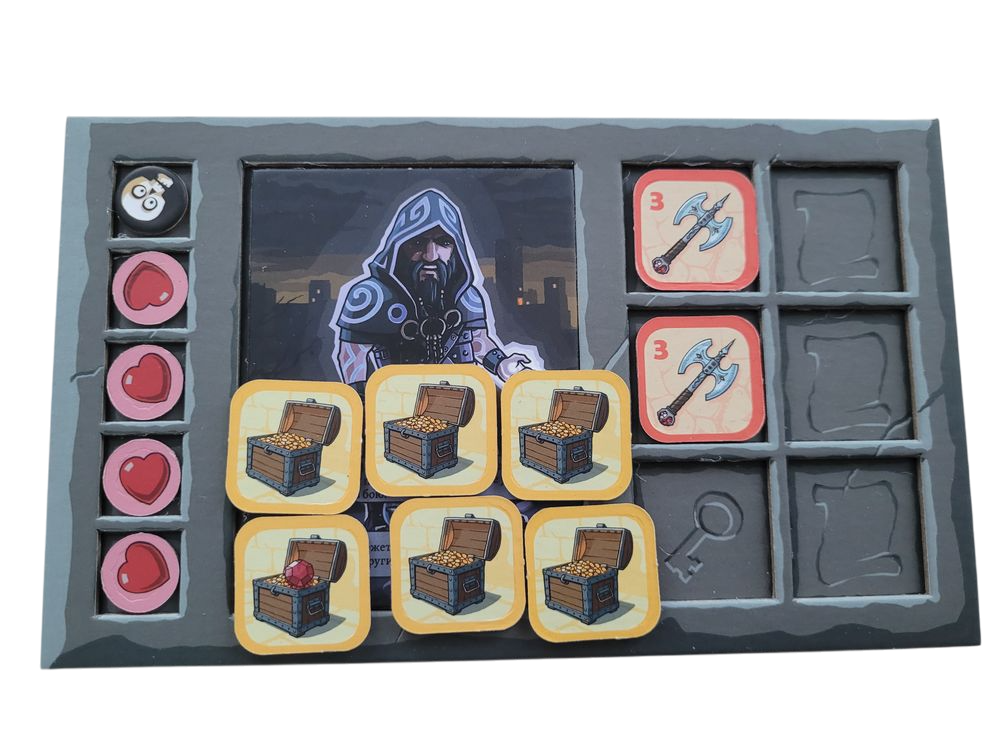 Игроки кладут карточку персонажа и жетоны в ячейки на планшете инвентаря. Ячейки для оружия, ключа и свитков отмечены символами — герой не может взять то, что не помещается, но может заменить инвентарь. Для сундуков ячеек нет — их количество не ограничено